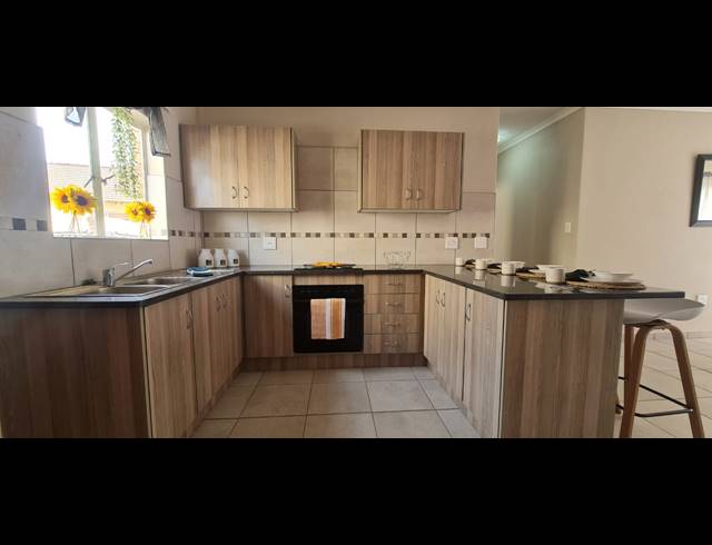 3 BEDROOM FULL FLOOR FOR SALE IN WATERKLOOF HILL ESTATE